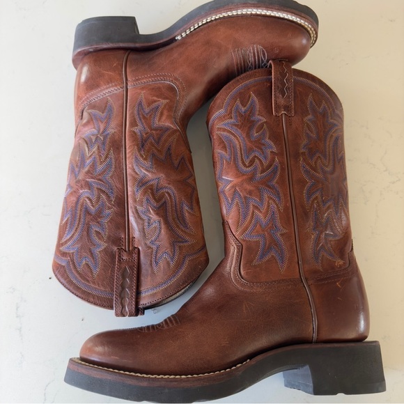 Ariat Round Toe Western leather Boots rubber sole in brown  Size: 7B - Picture 1 of 5